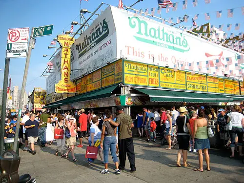 Nathan’s Famous : les meilleurs hot dogs de New york