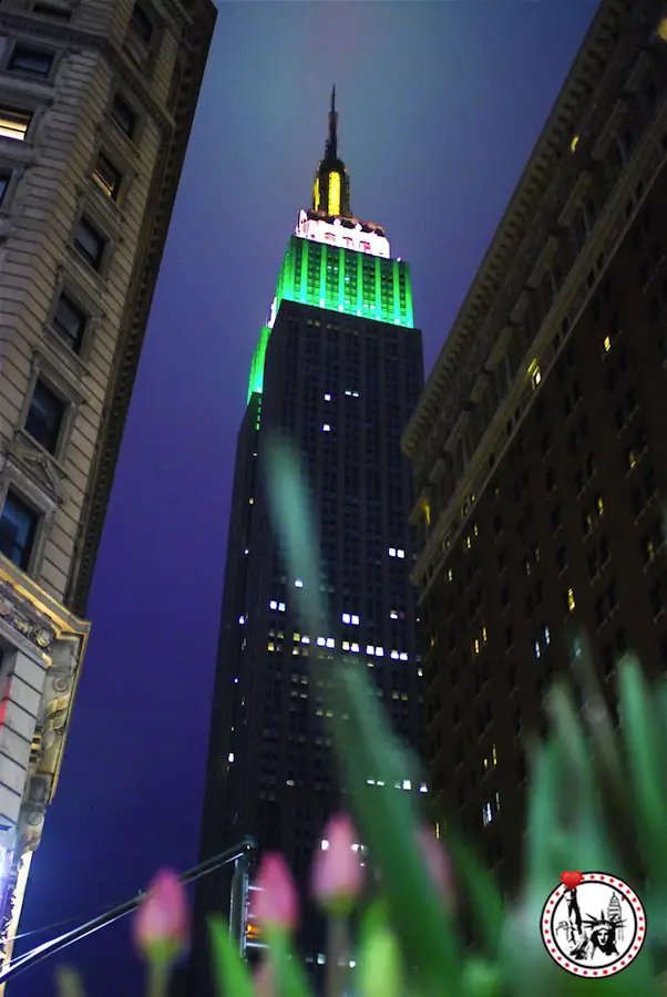 Quels est la signification des couleurs de l'Empire State Building de New York ?