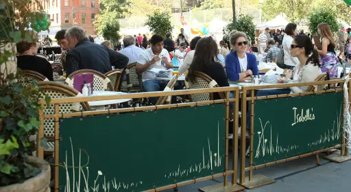 isabellas-restaurant-new-york-outdoor-setting