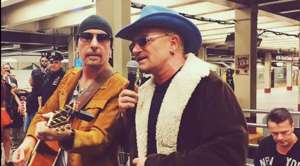 Le groupe U2 se déguise pour jouer dans le métro à New York