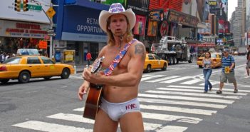 Le Naked Cowboy de Times Square : n’oubliez pas de poser à ses côtés !