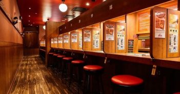 Un restaurant pour manger seul et sans aucune interaction un restaurant au concept insolite