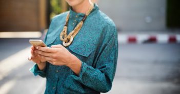 Traverser la rue et regarder son téléphone : un geste bientôt illégal à New York ? envoyer sms en traversant la rue